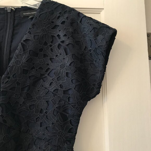 Banana Republic | V-Neck Lace Dress - Picture 5 of 9